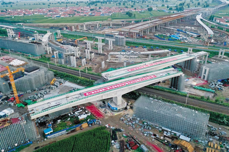 S43呼和浩特机场高速跨铁路转体桥成功转体